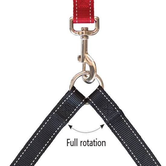Rogz dog leash clasp showing full rotation feature.